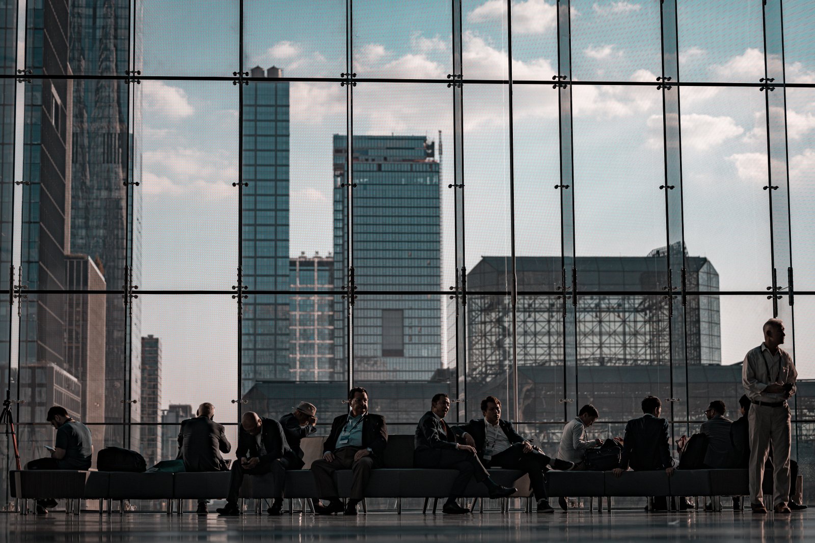 Menschen beim Prüfen von Finanzinformationen