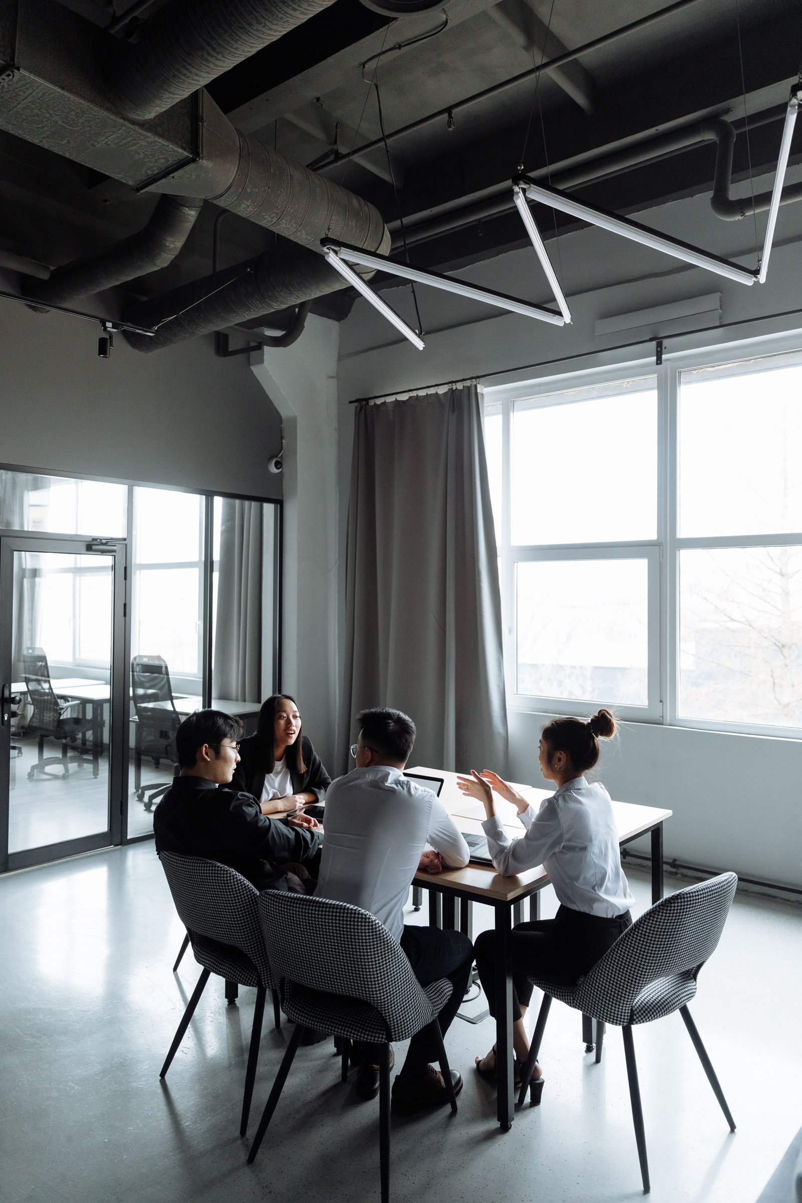 Équipe réunie autour d’une table dans un bureau