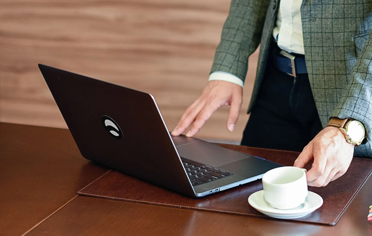Persona che consulta documenti e computer per valutare un piccolo prestito online